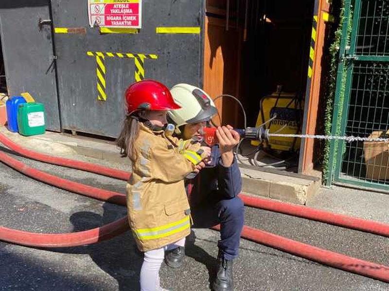 İtfaiye gezimizde minik itfaiyecimiz